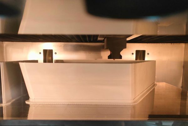 Macchinario industriale con componente stampato in 3D in fase di montaggio