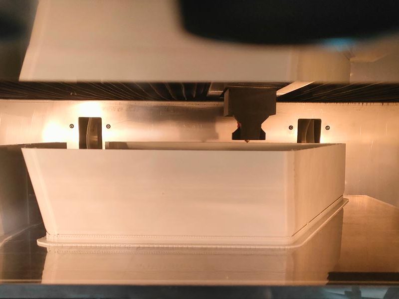 Macchinario industriale con componente stampato in 3D in fase di montaggio