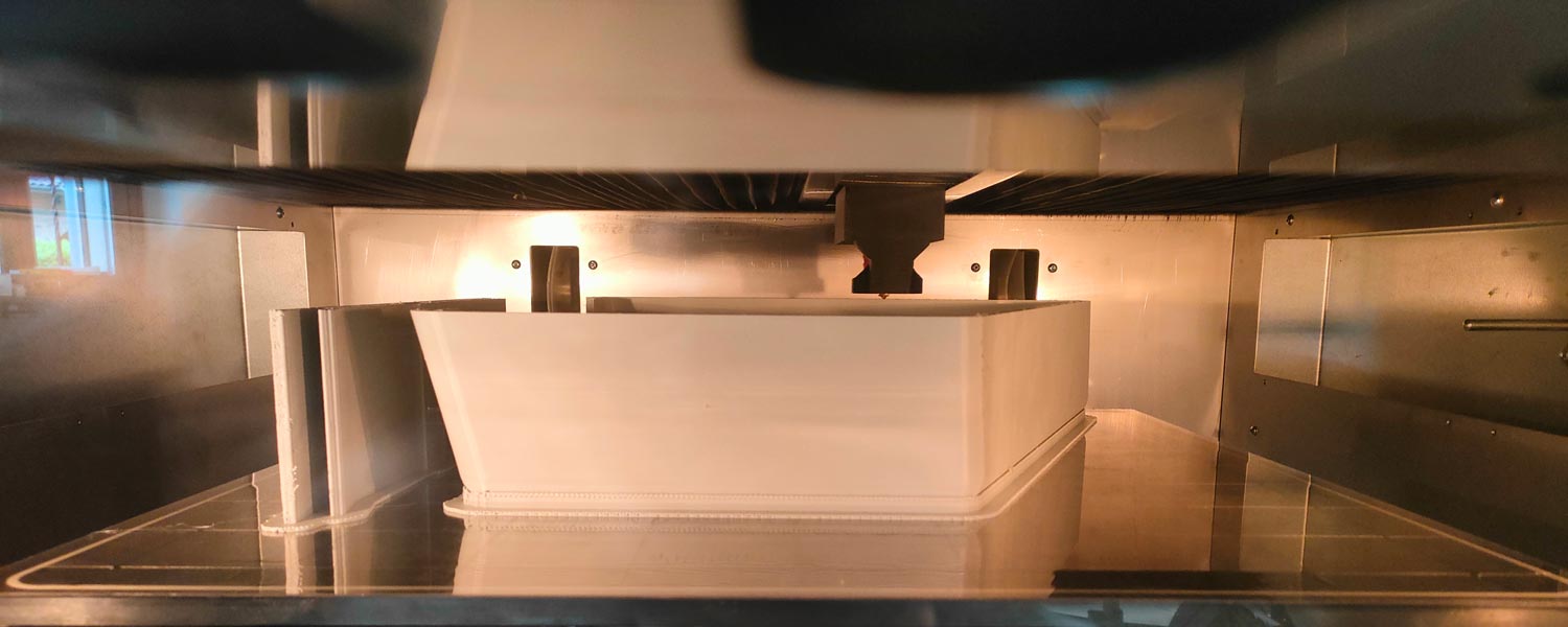 Macchinario industriale con componente stampato in 3D in fase di montaggio