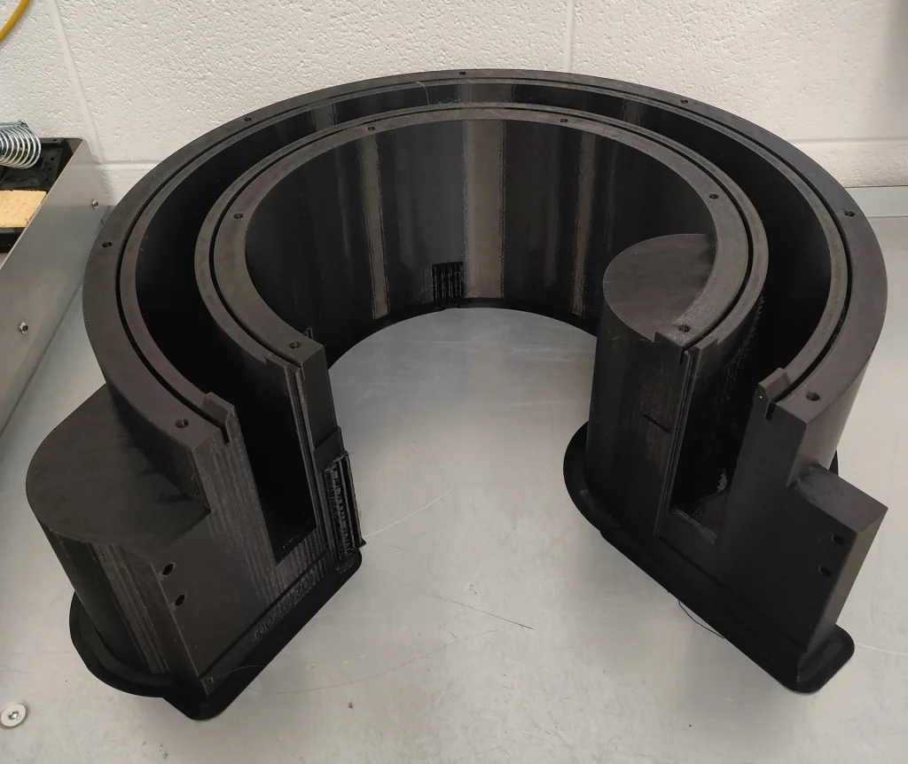 Componente industriale monolitico stampato in 3D in un unico pezzo su Modulo S1000